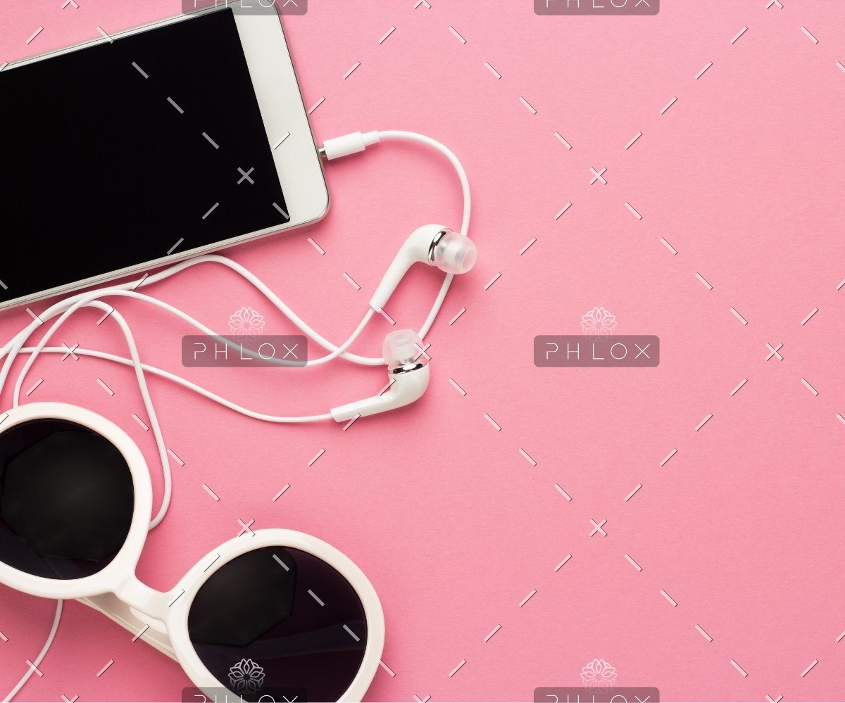 Home demo attachment 780 studio shot of white accessories on pink back 7e4jtgc@2x